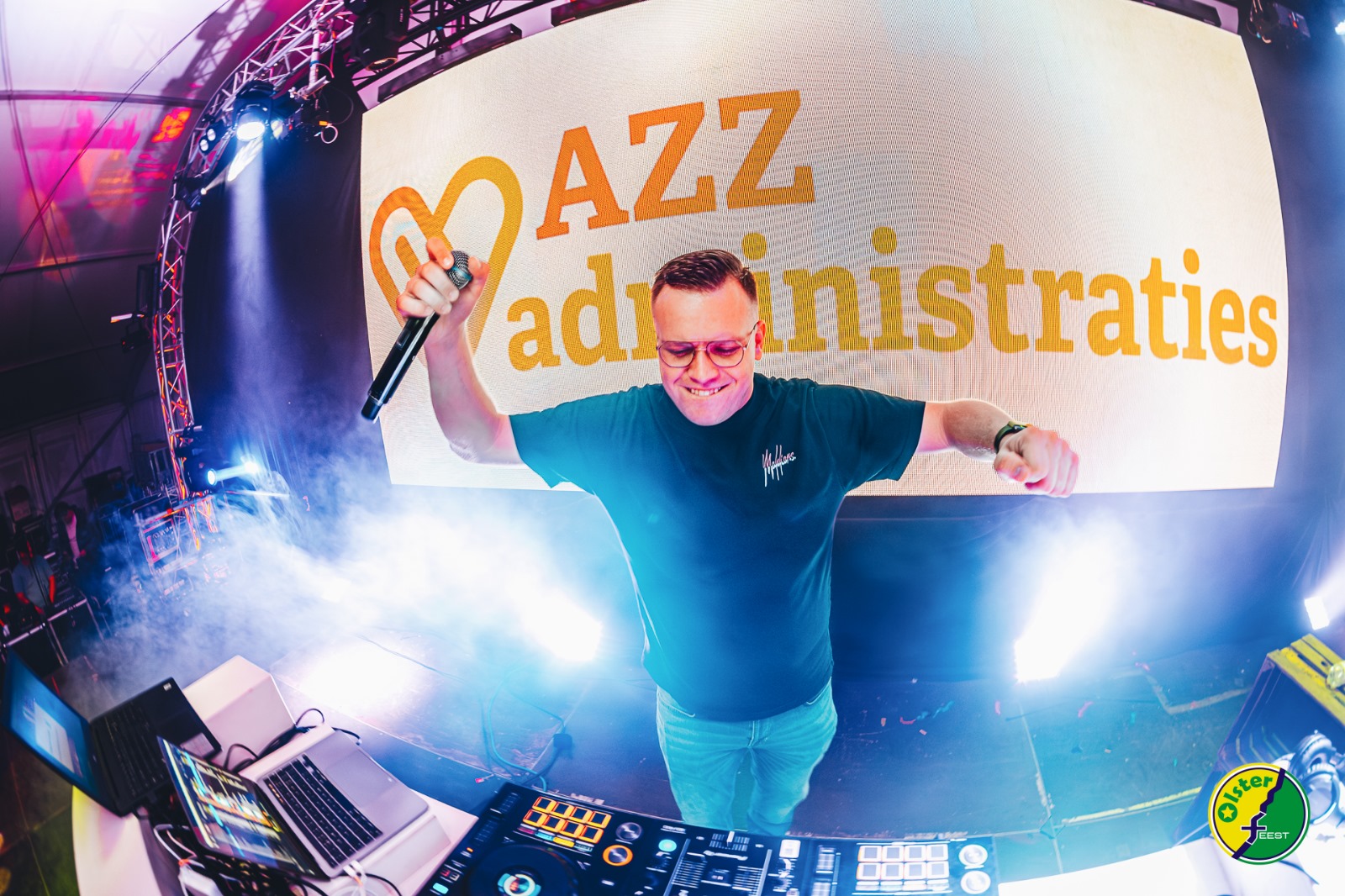Party DJ Kevin met armen omhoog op festival podium