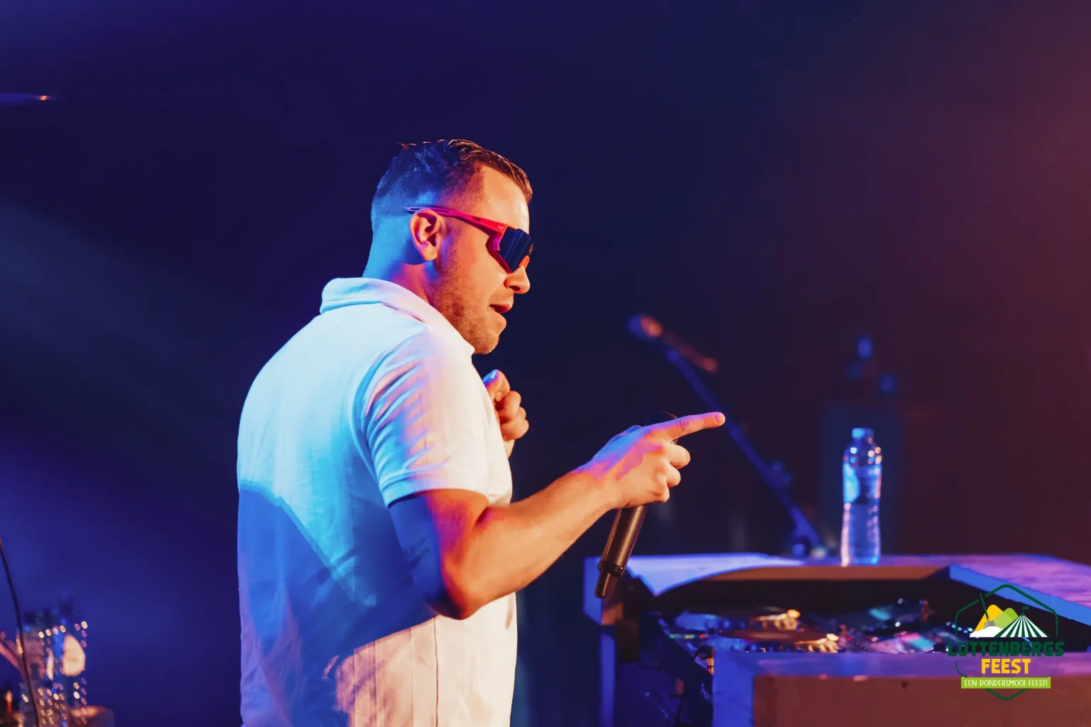 Party DJ Kevin met microfoon op festival