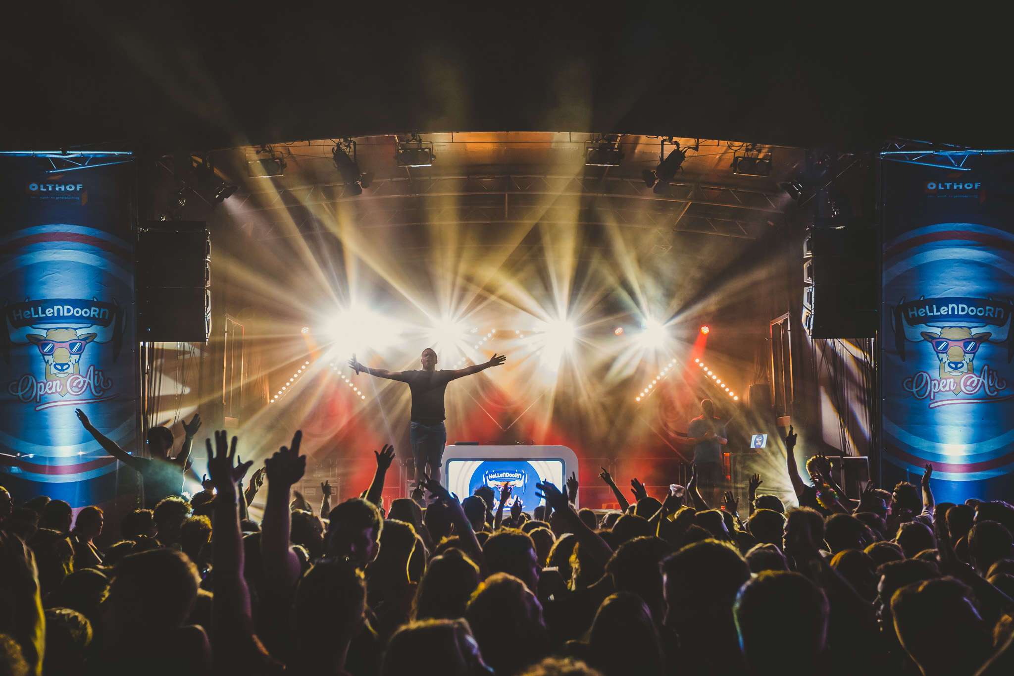 Party DJ Kevin op het podium bij Hellendoorn Open Air
